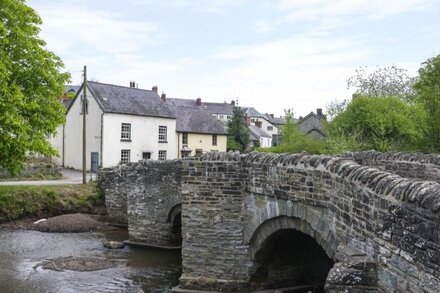 CASTLE COTTAGE, pet friendly, character holiday cottage in Clun