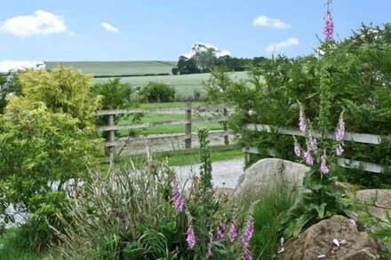 WILLOW COTTAGE, pet friendly, with a garden in Caldwell