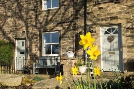 BEACON COTTAGE, pet friendly, luxury holiday cottage in Addingham