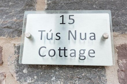 TUS NUA COTTAGE, family friendly, with a garden in Carhampton