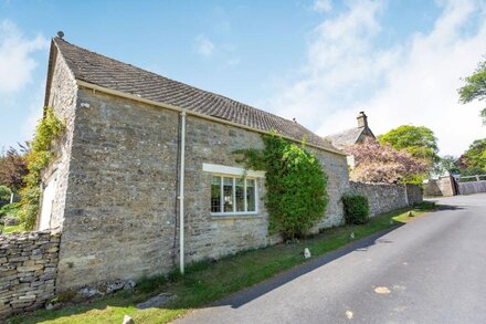 THE LONG BARN, family friendly, with a garden in Duntisbourne Abbots