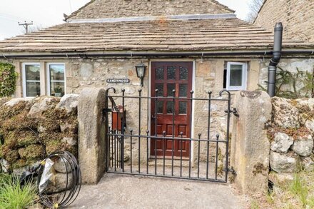 SANDYWOOD, pet friendly, character holiday cottage in Burnsall