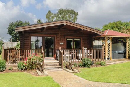 CORNFIELD LODGE, family friendly, with hot tub in Northallerton