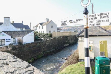 TAN BRYN 1, pet friendly, country holiday cottage in Aberdaron