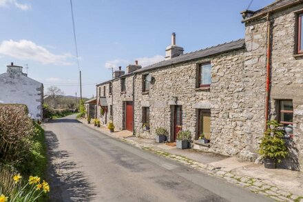 ROSEMARY COTTAGE, pet friendly, with open fire in Burton-In-Kendal