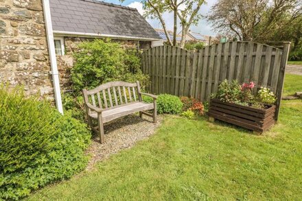 EYNONS COTTAGE, pet friendly, character holiday cottage in Roch