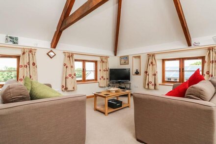 LUNDY VIEW COTTAGE, family friendly in Great Torrington