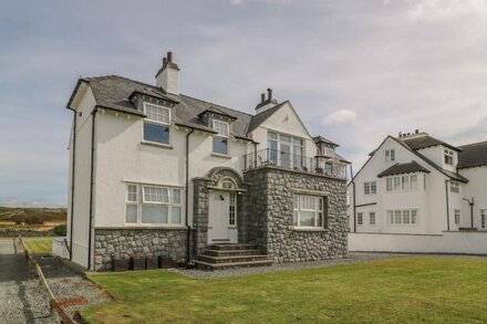 ANCHORAGE HOUSE, family friendly, with hot tub in Trearddur Bay