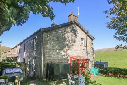 SYCAMORE COTTAGE, pet friendly, character holiday cottage in Hawes