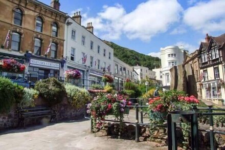 BEACON COTTAGE, family friendly, with open fire in Malvern