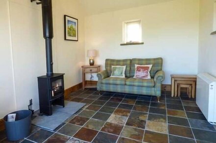 LOVESOME COTTAGE, pet friendly, with hot tub in Northallerton