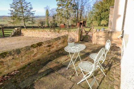 THE STABLE, SEDBURY PARK FARM, romantic in Gilling West