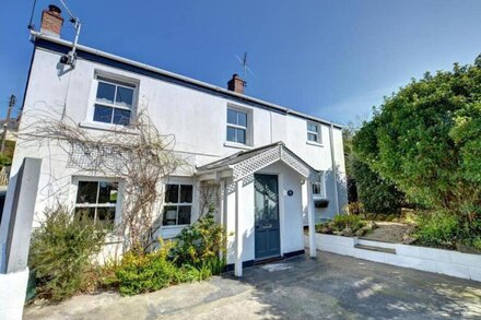 Corner Cottage - Three Bedroom House, Sleeps 6