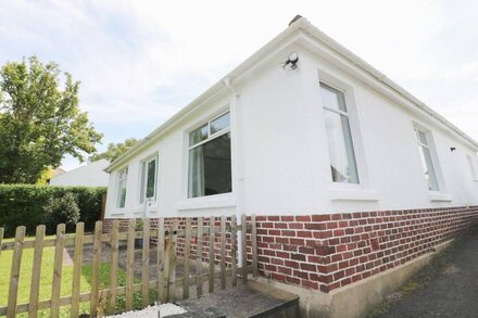 WHITE THORNS, pet friendly, with a garden in Haverfordwest