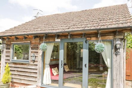 THE PHEASANT'S NEST, pet friendly, luxury holiday cottage in Welland