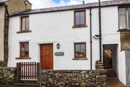 CINDERBARROW COTTAGE, family friendly, with a garden in Levens