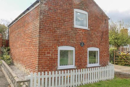 THE GRANARY, pet friendly, character holiday cottage in Wetwang