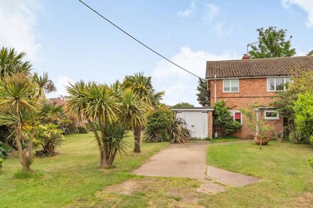 COWMANS COTTAGE, pet friendly, with open fire in Aldeburgh