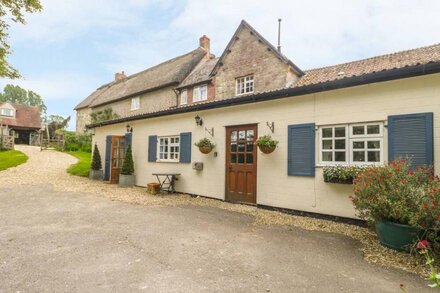 COLLY COTTAGE, pet friendly, character holiday cottage in Dottery