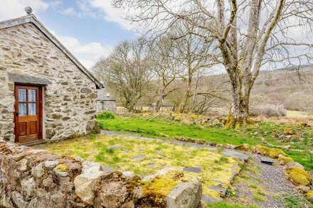 BYTHYN DDOL HAFOD, pet friendly, with open fire in Capel Curig