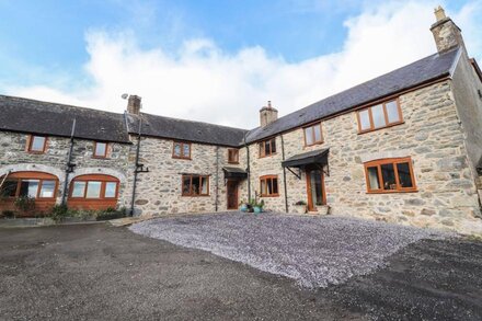 MAESTYDDYN FARM HOUSE, pet friendly, with hot tub in Ruthin