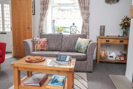 HEATHER CORNER, character holiday cottage, with a garden in Haworth