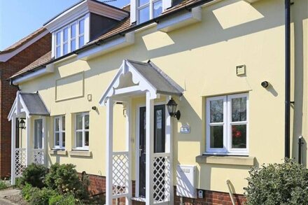 Teal Cottage - Two Bedroom House, Sleeps 4