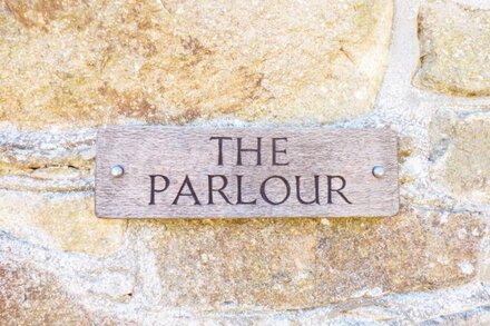 PARLOUR COTTAGE, family friendly, with pool in Marazion