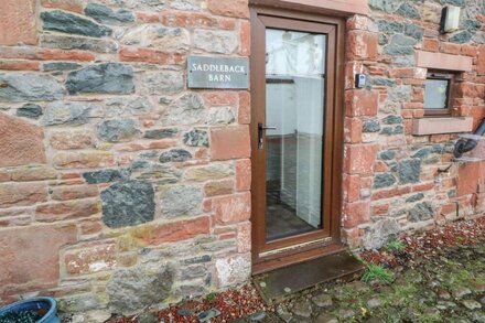 SADDLEBACK BARN, pet friendly, character holiday cottage in Penrith