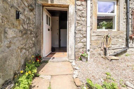 TENNANT COTTAGE, pet friendly, character holiday cottage in Malham