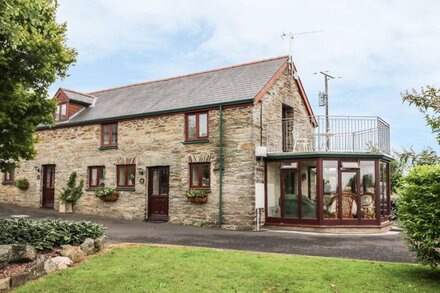 OAK COTTAGE, pet friendly, with hot tub in Newcastle Emlyn