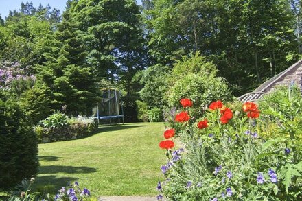 WILLOW COTTAGE, with hot tub in Upper Hulme