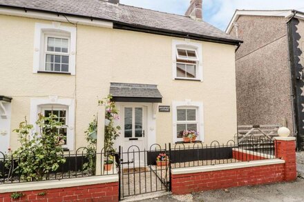 BRICKFIELD COTTAGE, family friendly, with a garden in Machynlleth