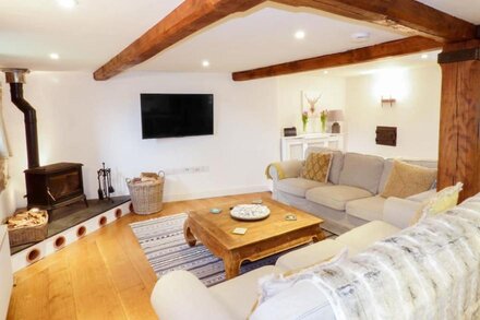 2 HUXTABLES, pet friendly, character holiday cottage in North Molton