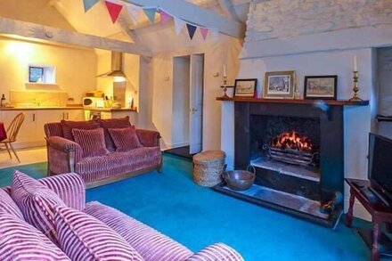 THE AYLESBURY COTTAGE, luxury holiday cottage in Hinton