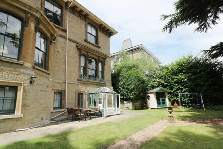 GARDEN VIEW, family friendly, character holiday cottage in Malvern