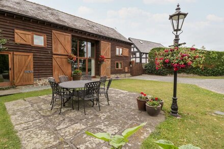 TIPPETS VIEW, family friendly, character holiday cottage in Luntley