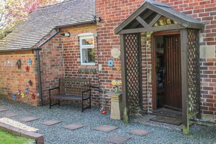 TOP STABLE COTTAGE, pet friendly, with a garden in Turnditch