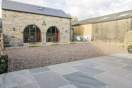 THE COACH HOUSE, pet friendly, with a garden in Rathmell