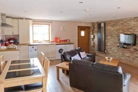 COOPER COTTAGE, pet friendly, character holiday cottage in Stokesley