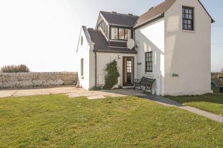 OLD HIGHER LIGHTHOUSE BRANSCOMBE LODGE, with pool in Portland Bill