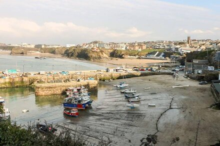 BY THE SEA, pet friendly, country holiday cottage in Newquay