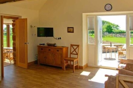 BYRE COTTAGE, character holiday cottage, with a garden in Nesscliffe