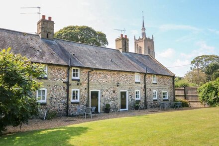 MANOR FARM COTTAGE, pet friendly, with a garden in Swaffham