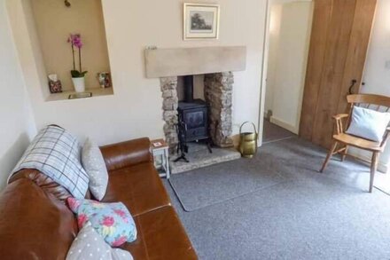 MOOR LANE HOUSE, pet friendly, character holiday cottage in Elton