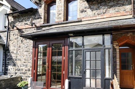 3 RAILWAY COTTAGES, family friendly, with open fire in Betws-Y-Coed