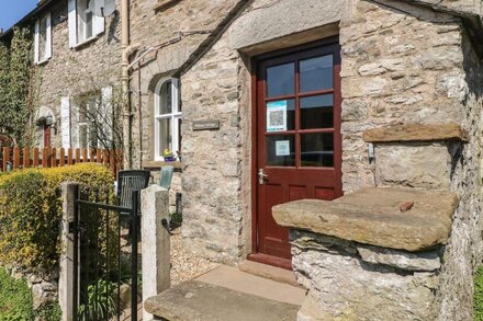 WILSON'S COTTAGE, pet friendly, character holiday cottage in Sedgwick