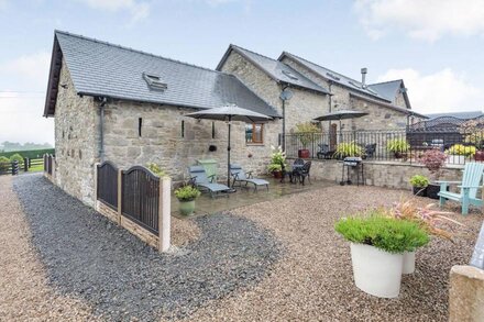 THE GRANARY, romantic, with a garden in Llanfair Caereinion