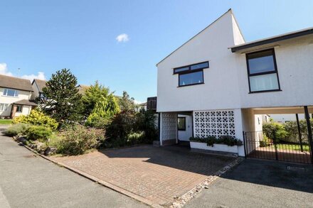 BOATHOUSE, pet friendly, country holiday cottage in Deganwy