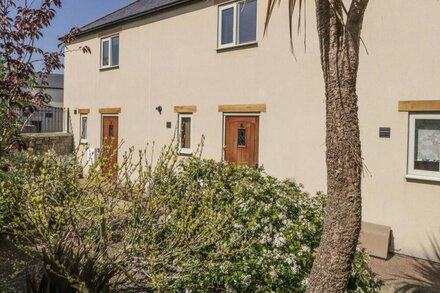 6 MALTHOUSE COURT, pet friendly, country holiday cottage in Watchet